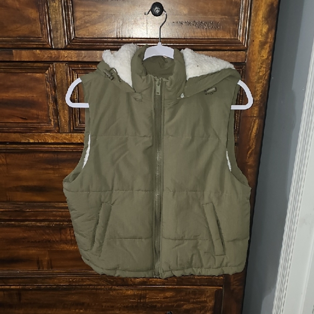LOVE TREE Womens Zip Up Green Vest With Fuzzy Inside. Sz Large. Nwots